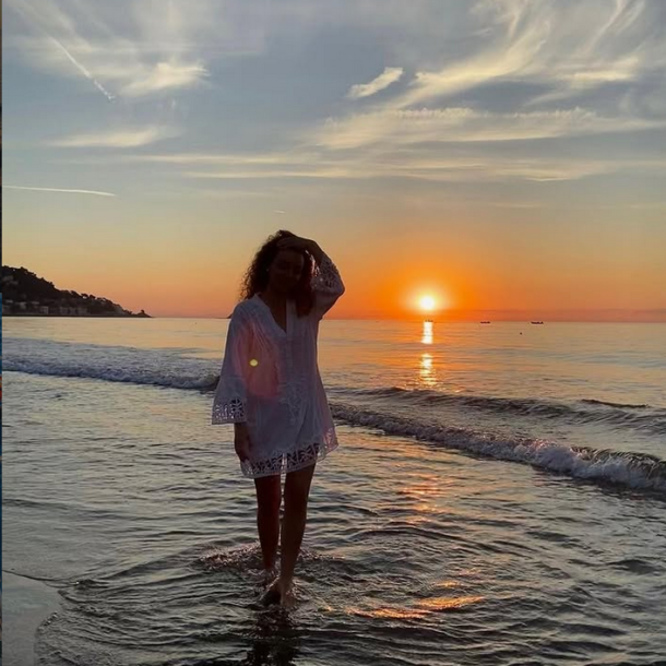 ALASSIO DONNA ALL’ALBA ESTATE