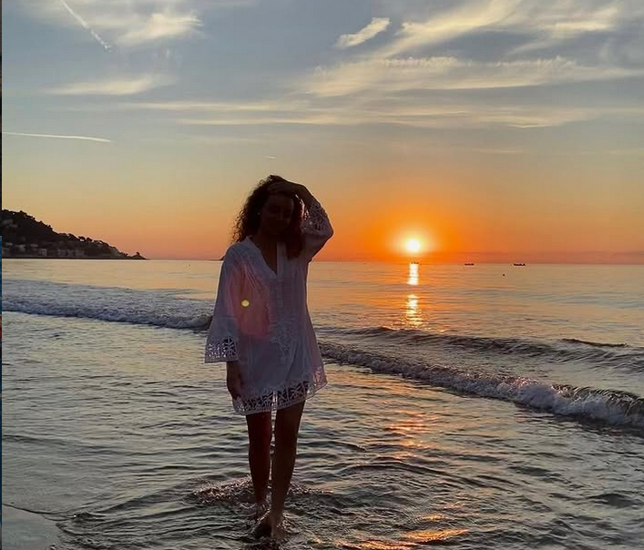 ALASSIO DONNA ALL’ALBA ESTATE